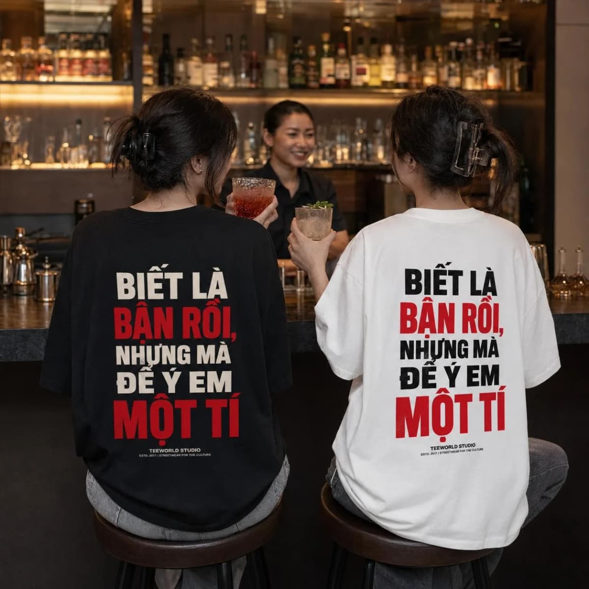 Người mẫu mặc Biết Là Bận Rồi Tee