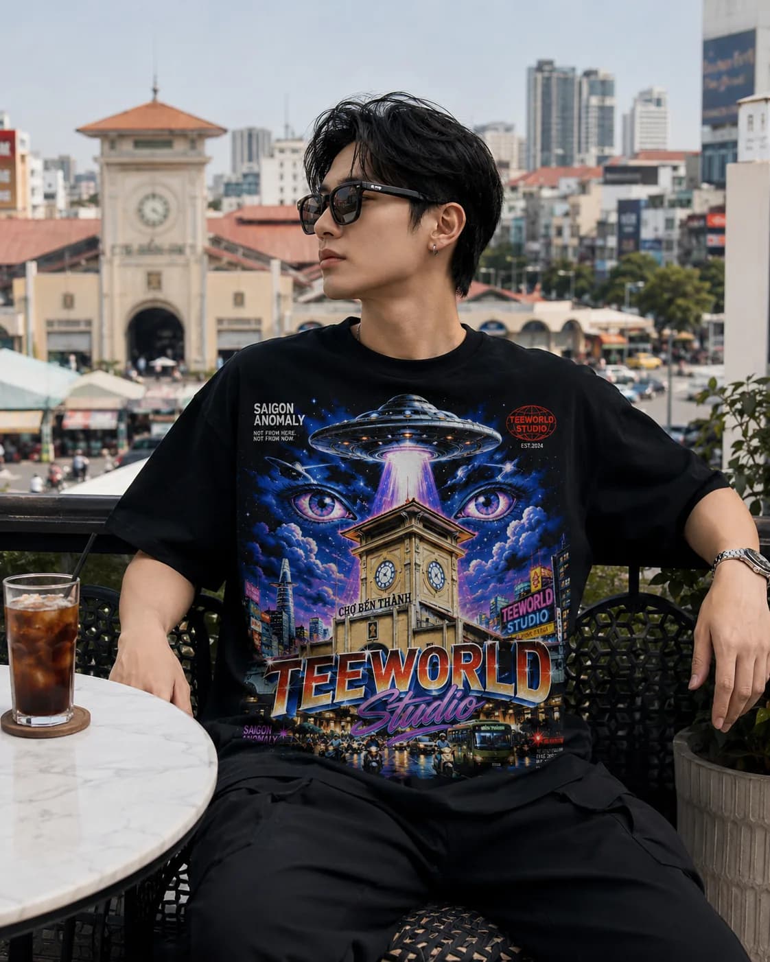 Cà phê cuối tuần với áo Teeworld Saigon Anomaly Tee · Đen