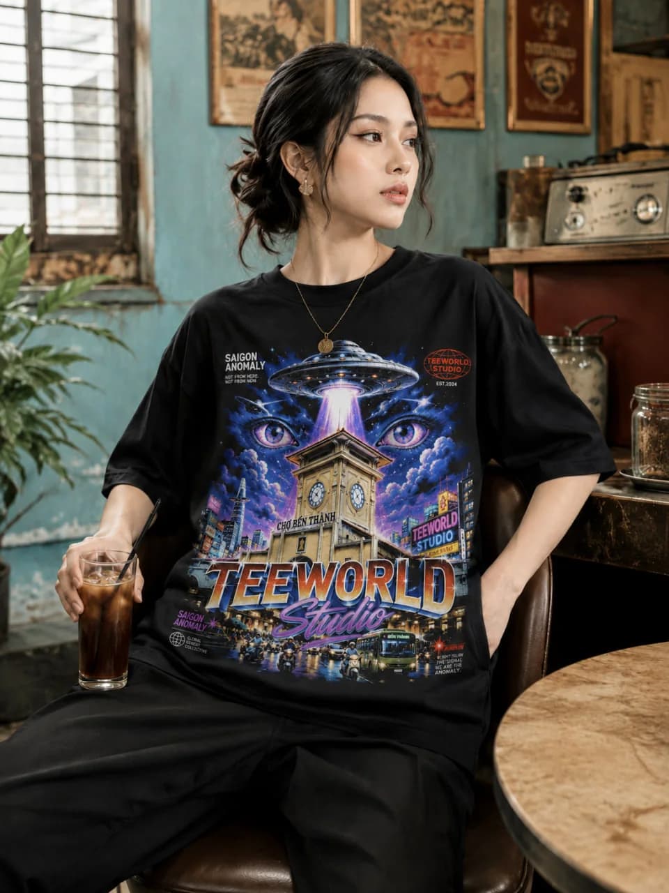 Ghé quán sau giờ làm với áo Teeworld Saigon Anomaly Tee · Đen