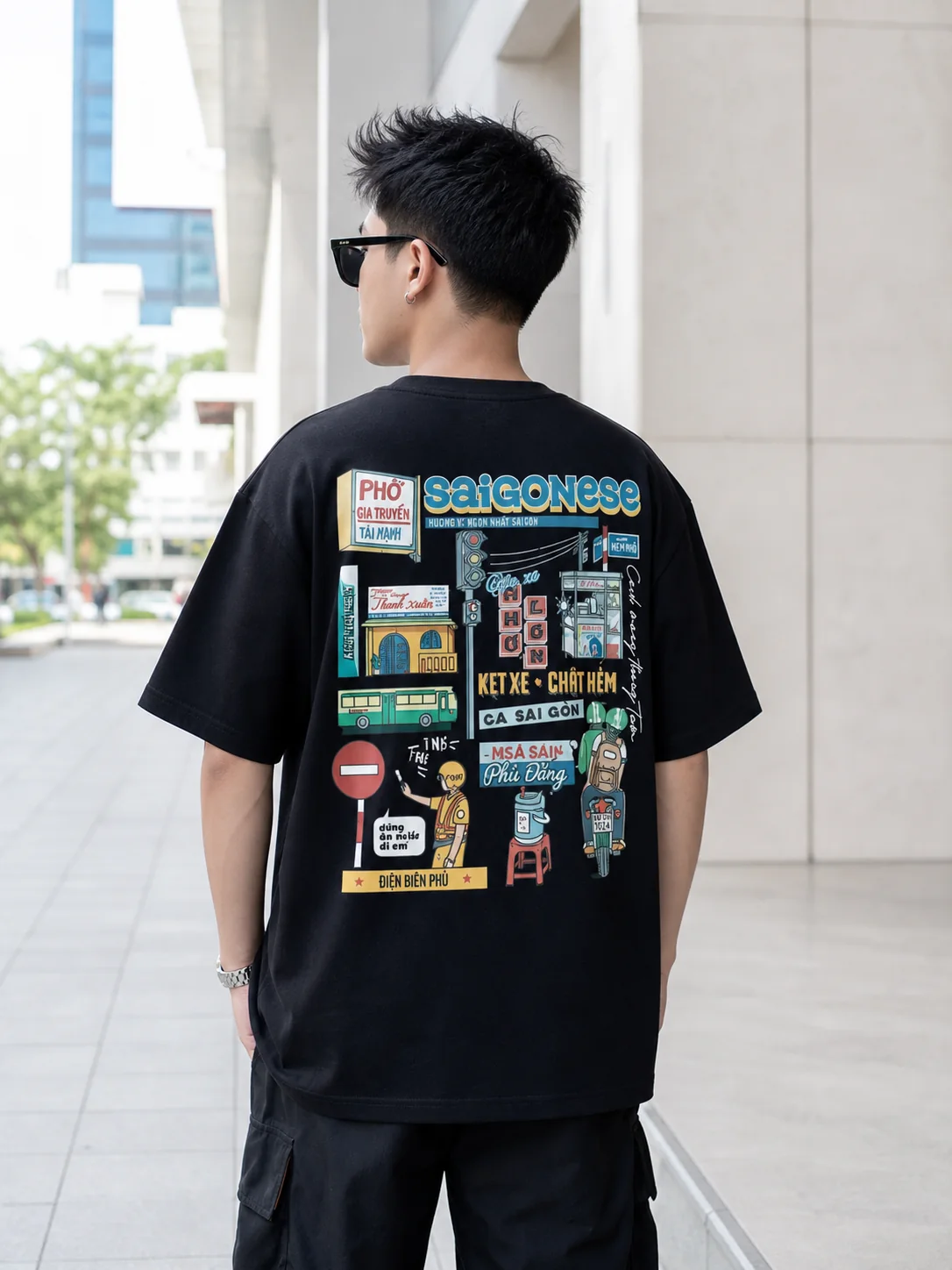 Người mẫu mặc Saigonese Street Tee