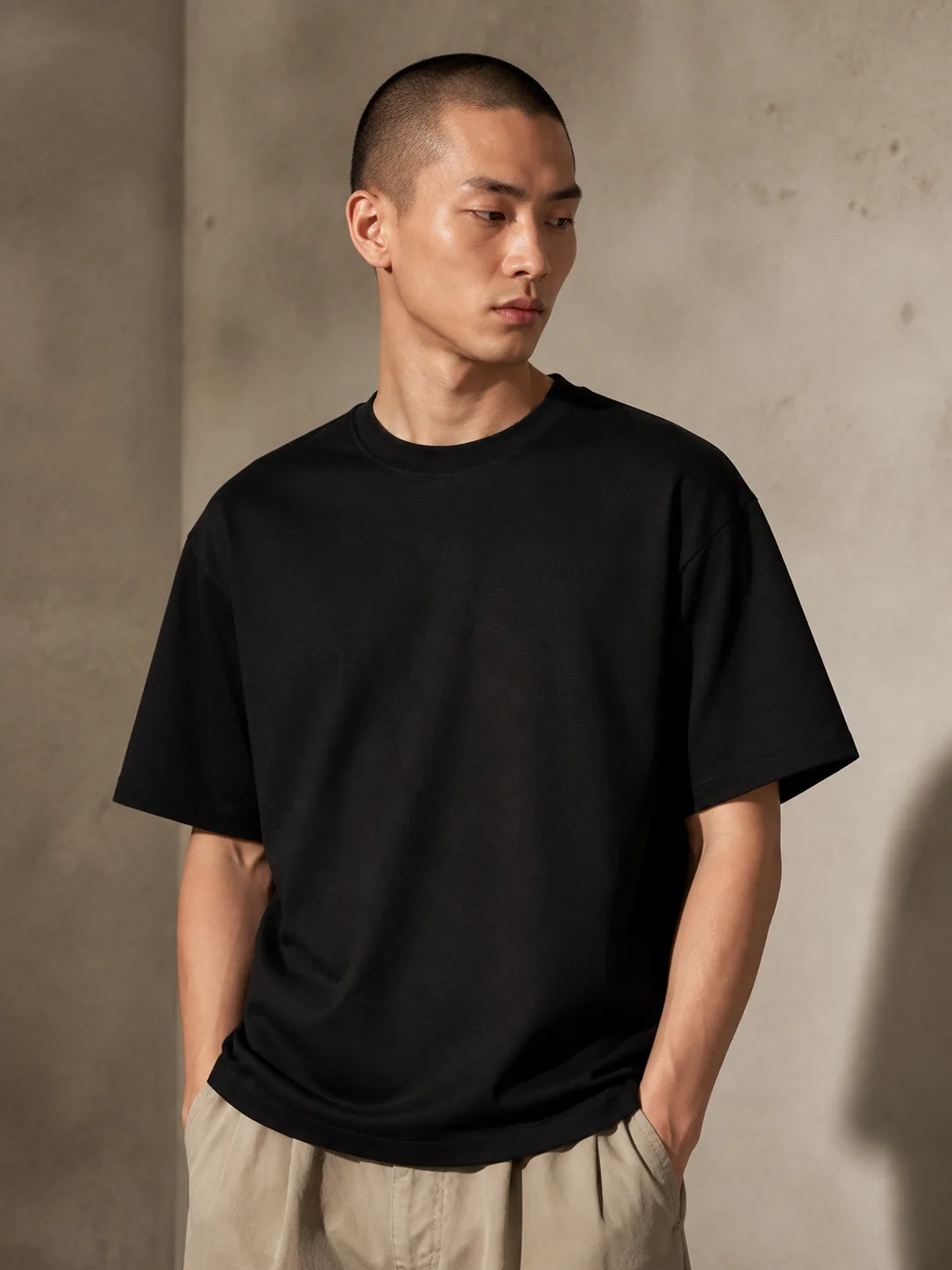 Người mẫu mặc Teeworld Basic
